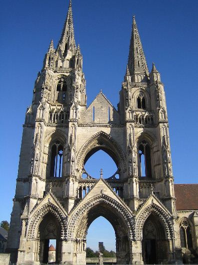 Руины собора аббатства Сен - Жан де Винь в Суассоне показывают обнаженный каркас фасада готического здания.