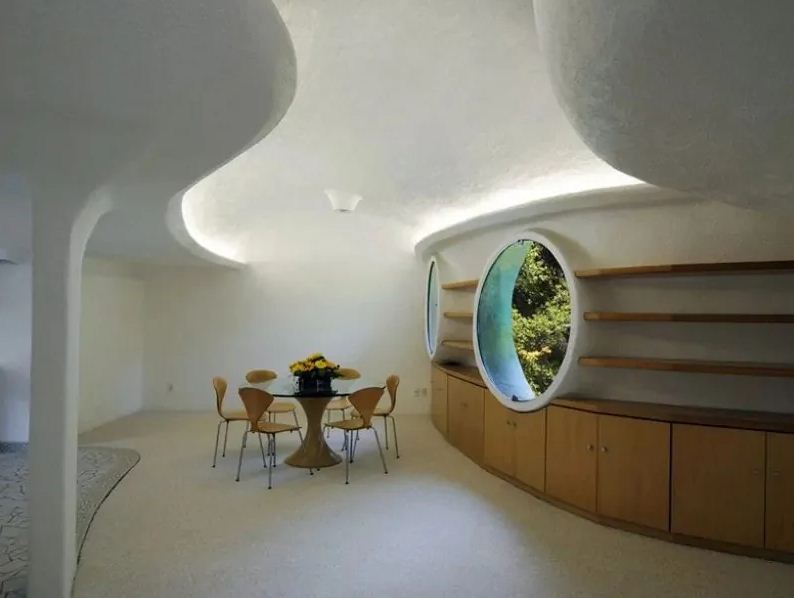 Необычная форма потолков в помещении.