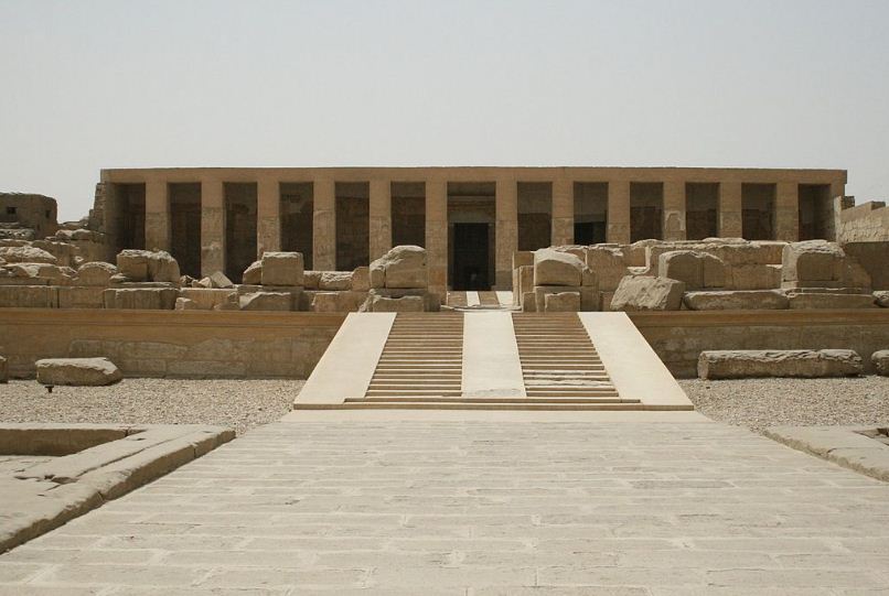 Заупокойный храм Сети I в священном городе Абидосе.