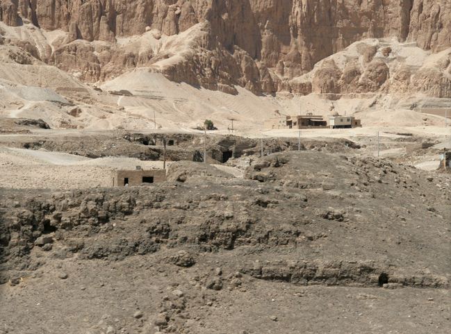 Руины древнего поселения в Египте 