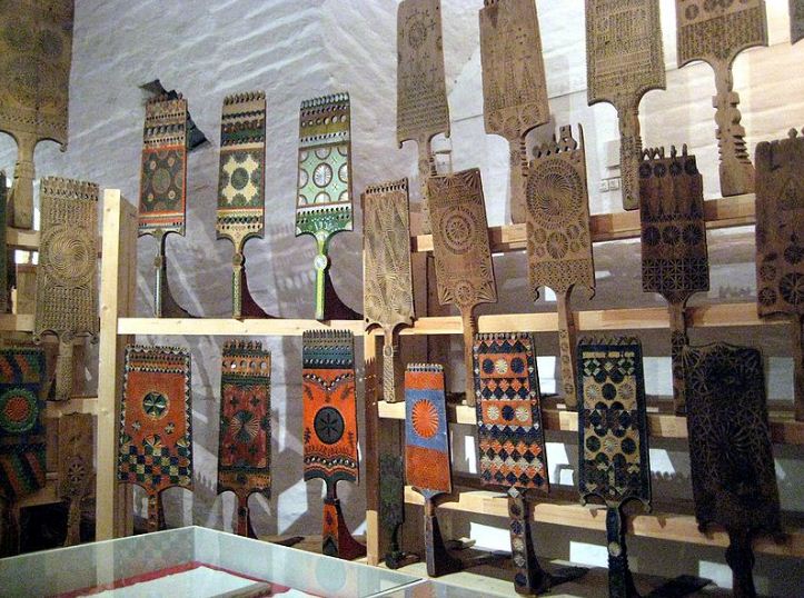 Коллекция русских ручных прялок, украшенных росписью и резьбой