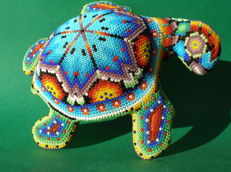Фигурка черепахи, украшенная мозаикой из бисера 