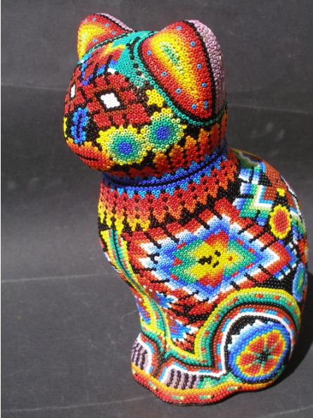 Фигурка кошки, декорированная мозаикой из бисера