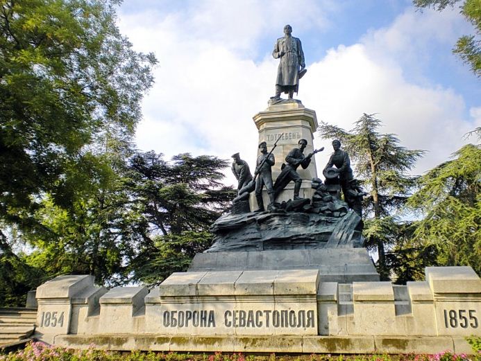 Памятник саперам и генерал - лейтенанту Э. И. Тотлебену.