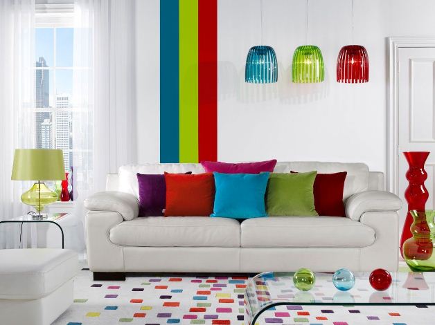 Разноцветные диванные подушки и абажуры светильников внесут в интерьер яркую нотку.