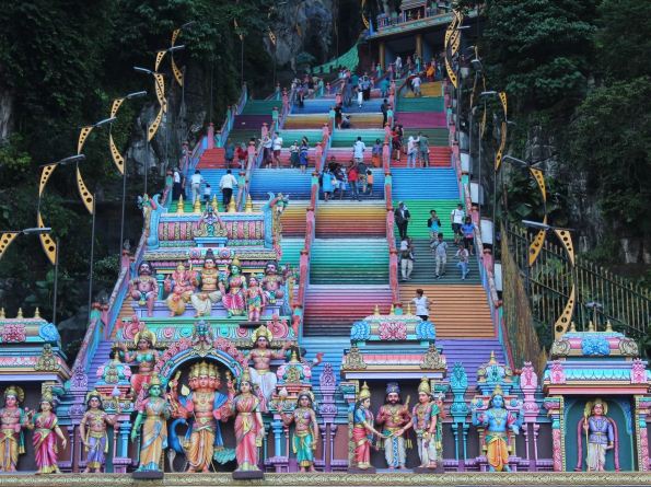 Разноцветная лестница в пещеру в Куала - Лумпуре ( Малайзия).