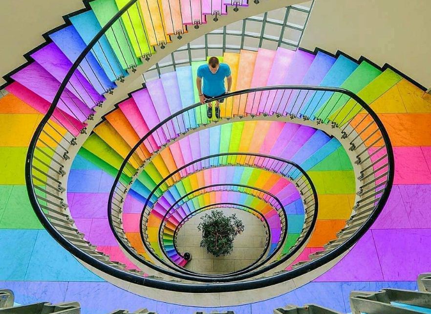 Разноцветная лестница в торговом центре.