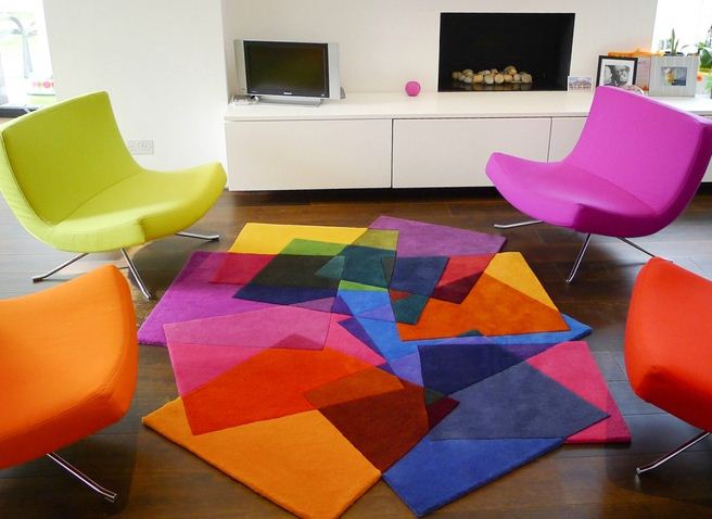Разноцветные кресла и яркие половички разбавят скучный интерьер
