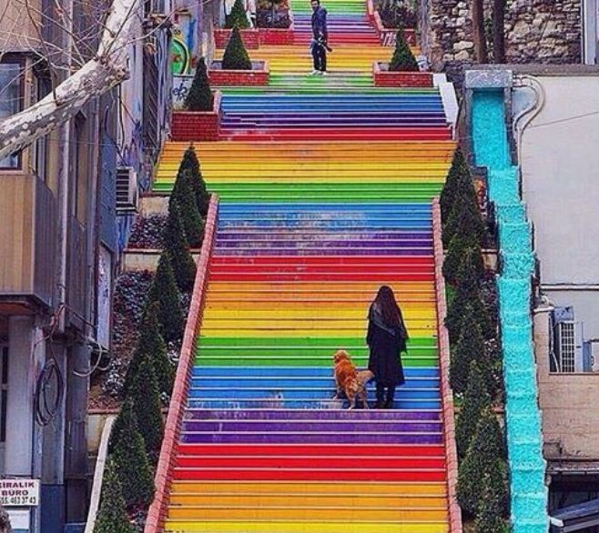 Цветная лестница в Стамбуле ( Турция).