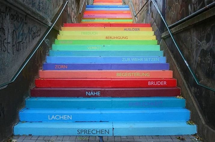 Радужная лестница в городе Вупперталь ( Германия).