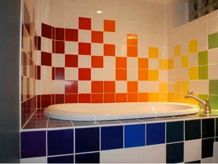 Керамическая плитка разных цветов станет украшением ванной.