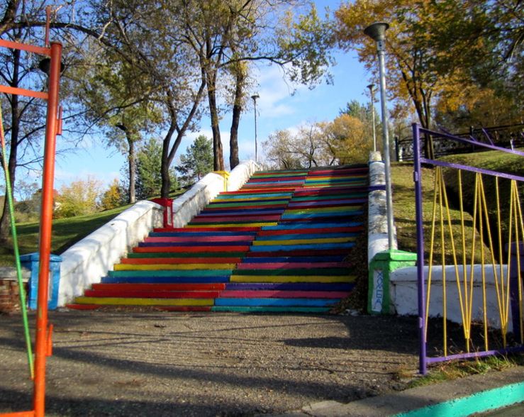 Цветные ступени лестницы