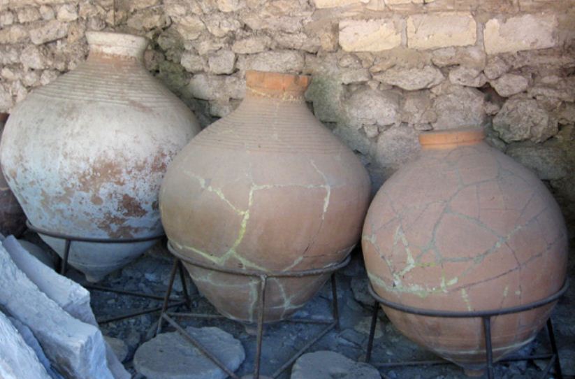 Древние амфоры, найденные в Херсонесе во время раскопок.