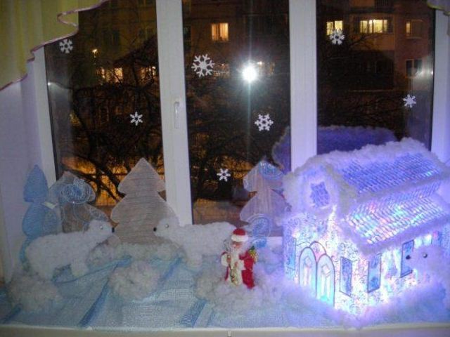 Подоконник украшен новогодней композицией с подсветкой