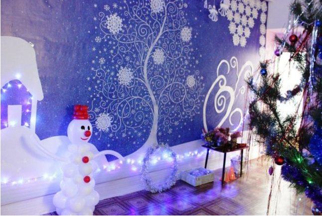 Красочное оформление стен в новогодней тематике