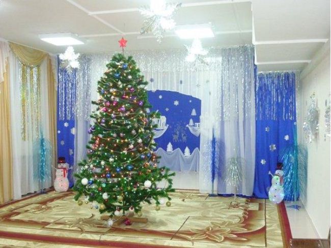 Новогодняя елка - главный элемент украшения зала