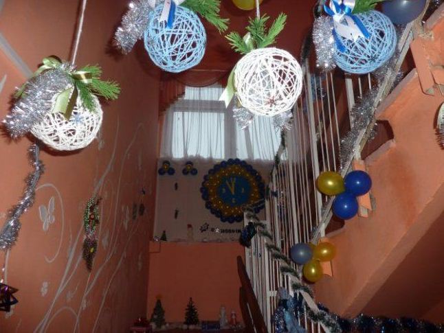 Лестничное пространство украшено цветными шарами из ниток