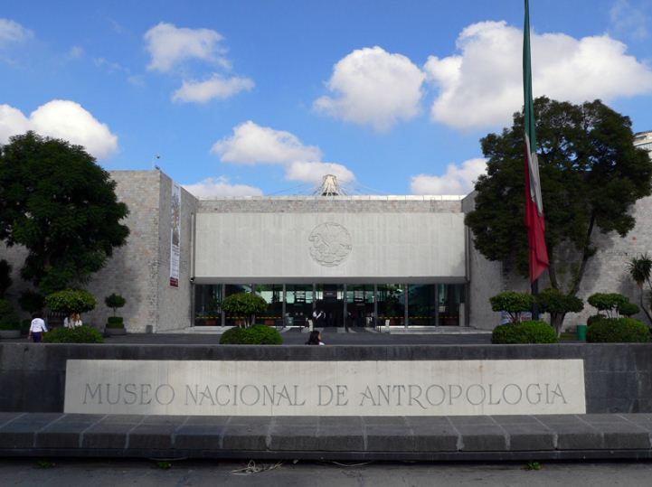 Музей антропологии и истории в Мехико
