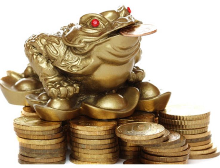 Жаба с монеткой приносит богатство