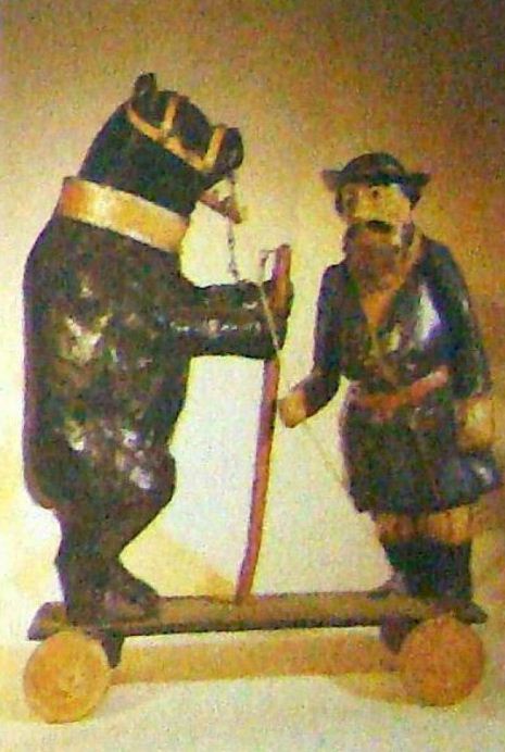 Мужик с медведем - каталка ( папье-маше, дерево). Автор - А. А. Рыжов ( 1880-е годы).
