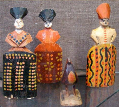 Гороховецкие деревянные куклы отличаются массивностью форм и яркой росписью.