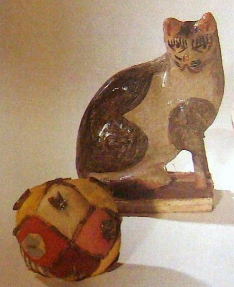 Кошка на " пищике" ( II половина 20 века). Мяч " гремучий" - погремушка ( начало XX века).